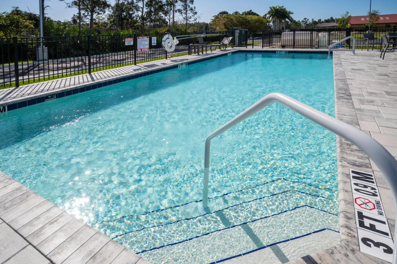Holiday Inn Express & Suites - Fort Myers Airport By Ihg المظهر الخارجي الصورة