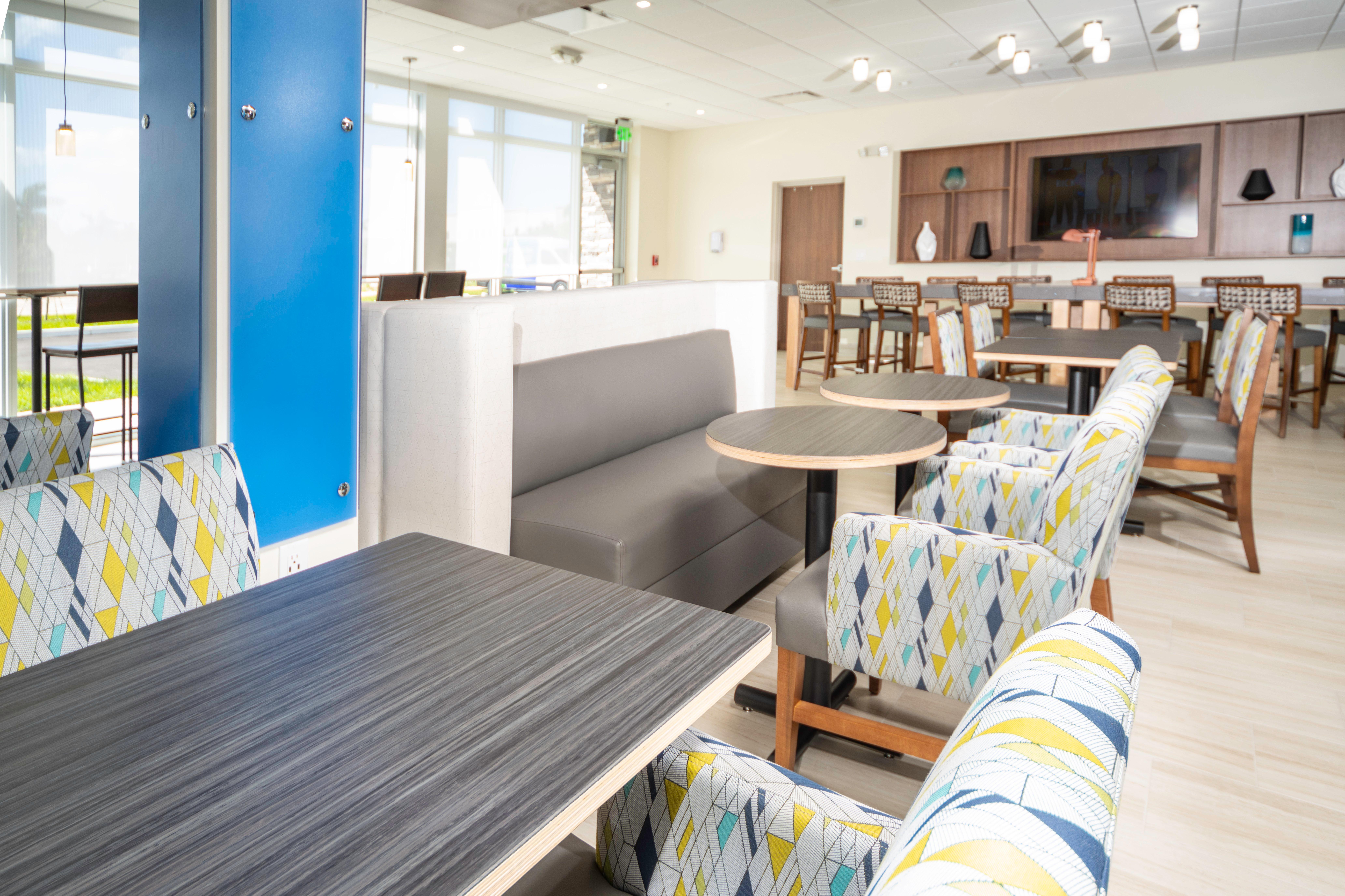 Holiday Inn Express & Suites - Fort Myers Airport By Ihg المظهر الخارجي الصورة