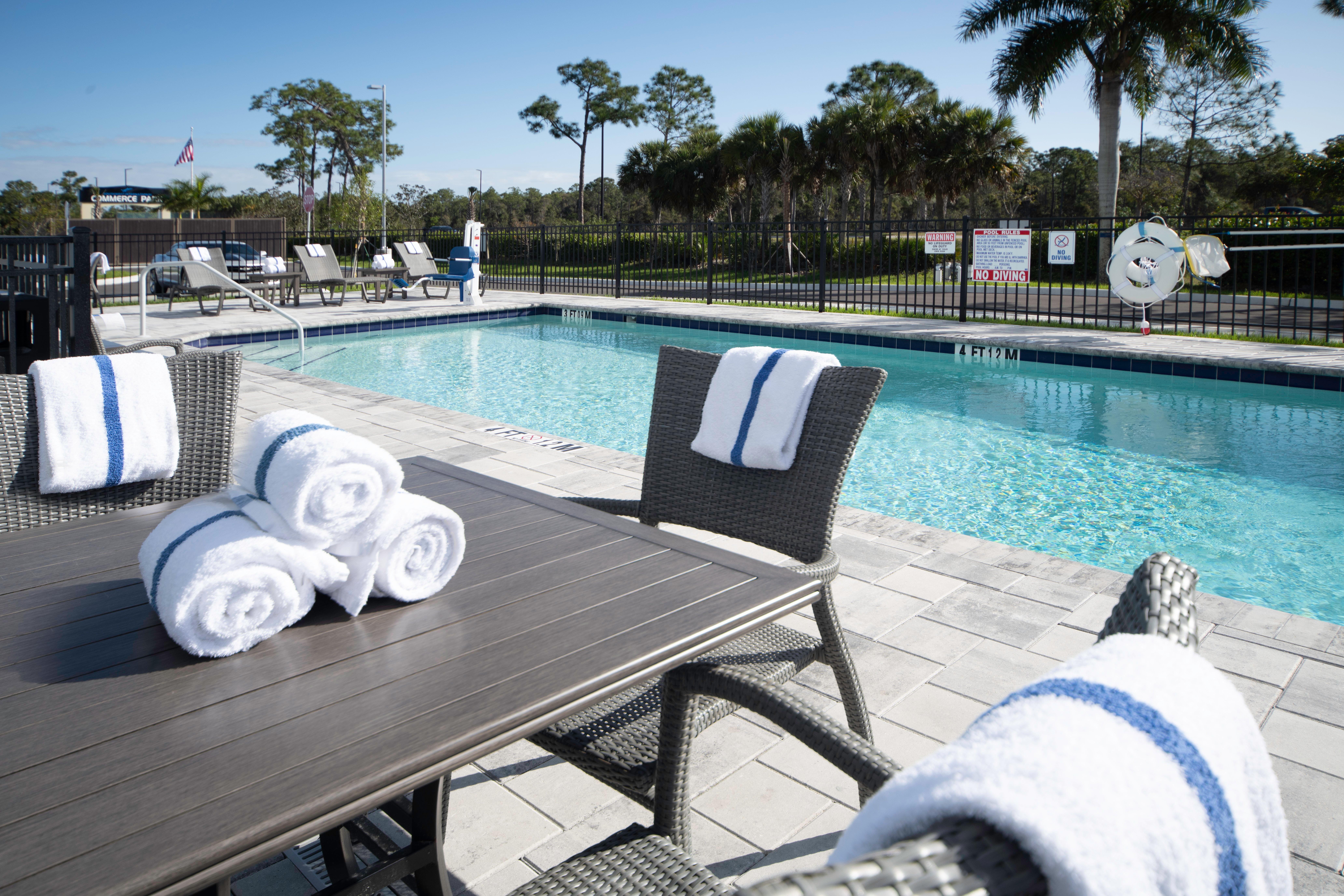 Holiday Inn Express & Suites - Fort Myers Airport By Ihg المظهر الخارجي الصورة