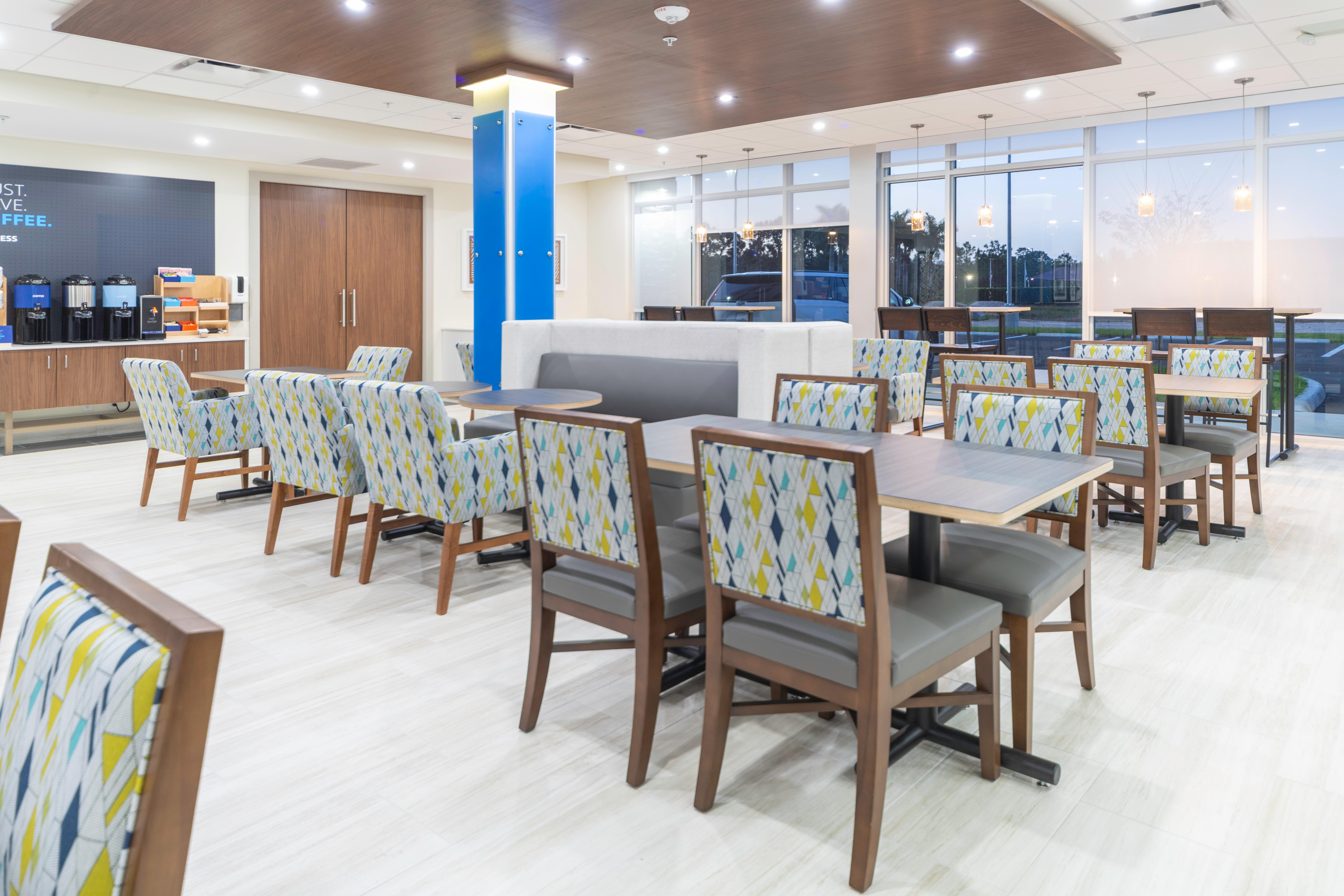 Holiday Inn Express & Suites - Fort Myers Airport By Ihg المظهر الخارجي الصورة