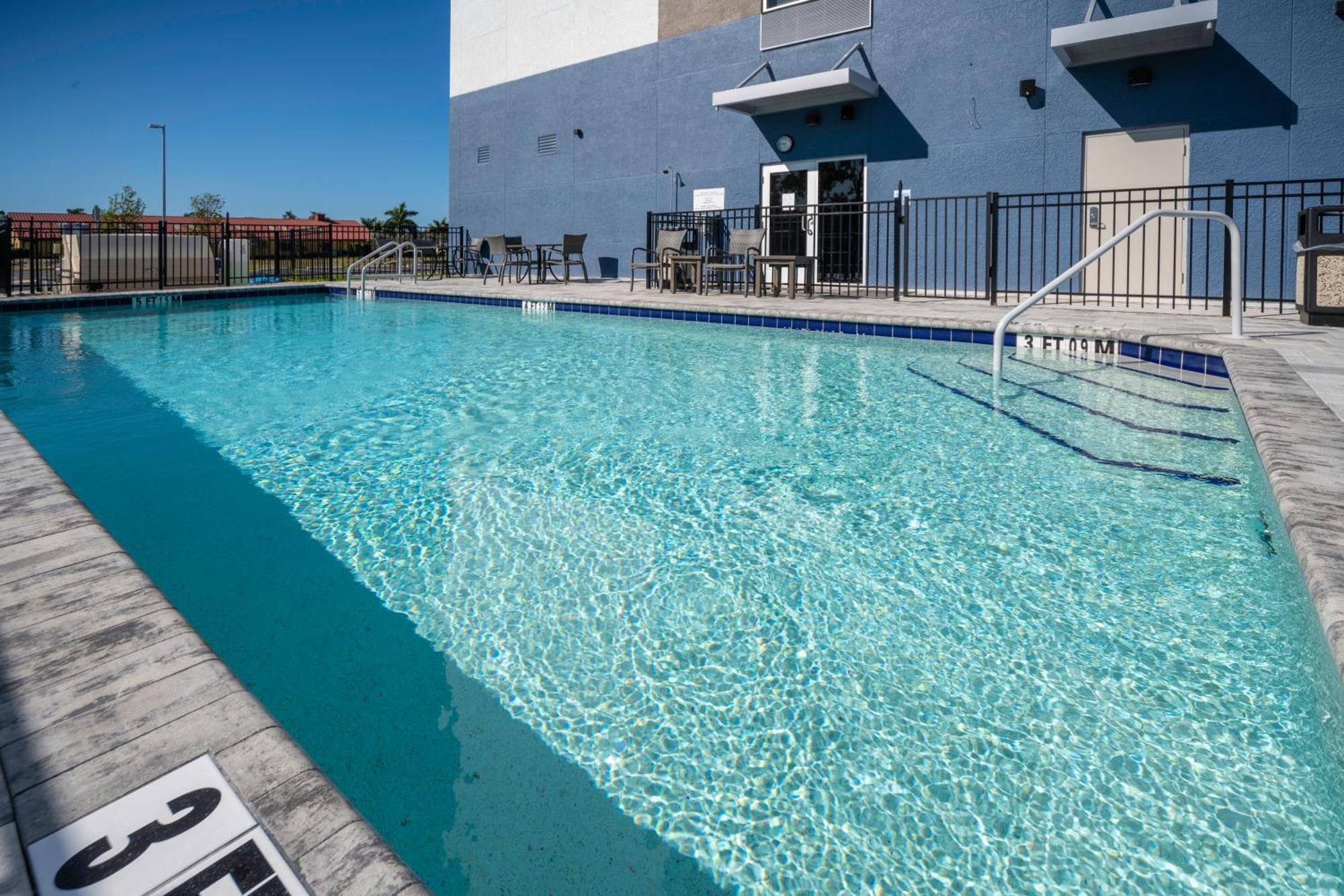 Holiday Inn Express & Suites - Fort Myers Airport By Ihg المظهر الخارجي الصورة